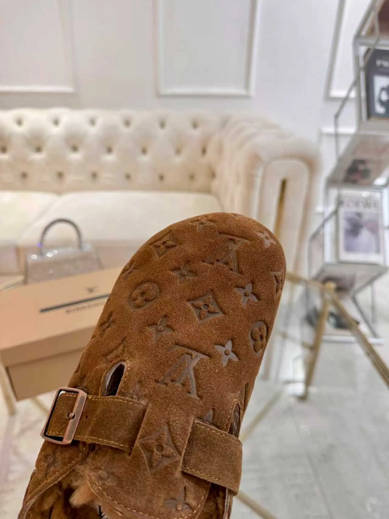 p600 ✨ LV wool slippers for couples｜Even the toes exude a sense of luxury ✨ We have achieved the ultimate restoration of the "high version" of this pair of LV classic Birkenstock slippers, with the mark of luxury in every detail. 👫 ▫️ Original jacquard with delicate cowhide leather, retro texture is at your fingertips; ▫️ 100% pure wool lining, wearing barefoot is like stepping on clouds, skin-friendly, breathable and not sweaty; ▫️ Three-dimensional toe cap + non-slip rubber sole, safe and secure when walking in the wind.  The belt buckle and presbyopia elements are embellished, revealing the aura of a big-name brand in a low-key manner. Whether it is on a date or out on the street, every step is like walking in the middle of a show.  Pair it with jeans for a lazy and casual look; with a coat and skirt, it will look elegant. With one pair of shoes, you can easily switch between multiple styles, and you never have to be deliberate about the sense of luxury.  #LVcouples #high-endwear #lightluxurylife #quality recommendation Fabric: classic presbyopia/imported sheepskin/classic jacquard fabric Lining: imported wool lining Sole: original rubber sole Size: Female 35-41 Male 38-46